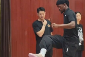 腳法還得練！巴特勒想將籃球踢進籃筐未果 出場館時還在研究動作