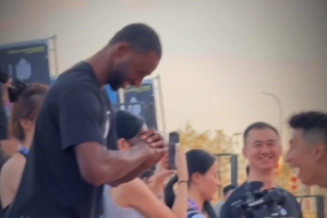 新賽季NBA賽場(chǎng)見(jiàn)??籃球博主張照洋給維金斯教慶祝動(dòng)作