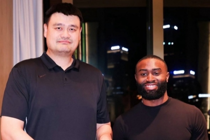 杰倫-布朗贈送姚明簽名球鞋 明日將出戰(zhàn)2025姚基金慈善賽