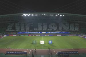 震撼！浙江賽前看臺(tái)亮出巨型TIFO，內(nèi)容為浙江的拼音