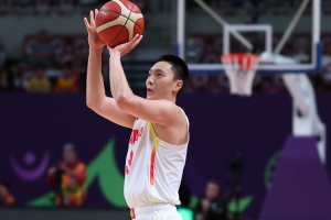 心氣很高！周琦分析胡明軒：更適合2號位 現(xiàn)在要讓球動起來