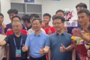 獲賽季首球+首勝！賽后常州市委書記、市長(zhǎng)送花祝賀常州隊(duì)