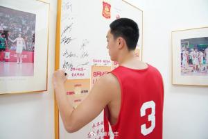 媒體人：集訓(xùn)隊(duì)走廊海報(bào)標(biāo)注每一個(gè)潛在對(duì)手 我們?cè)缫验L(zhǎng)時(shí)間研究