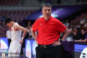 媒體人：中距離給澳大利亞打 中國男籃好好守籃下&防三分就對了