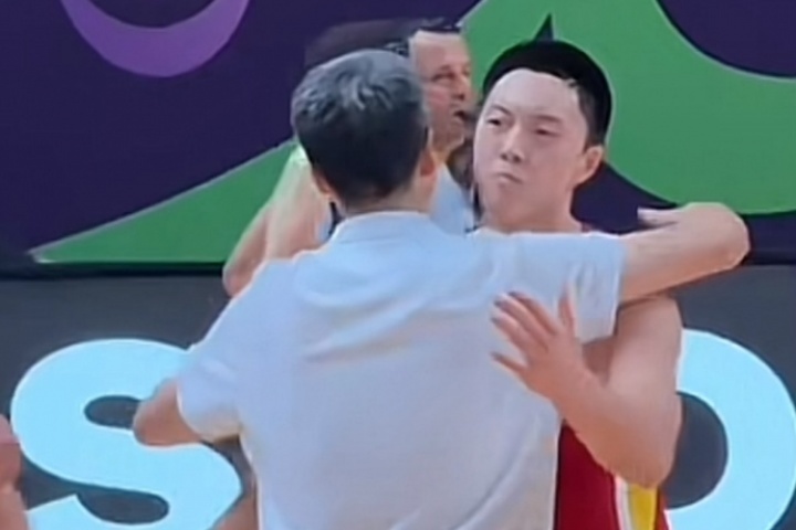 強(qiáng)度太大！胡明軒憾失絕殺 和郭士強(qiáng)擁抱時(shí)嘴唇已煞白&毫無(wú)血色