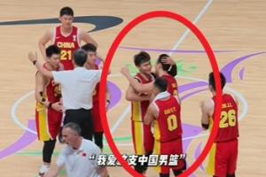 這氛圍愛了！錯(cuò)失絕殺后全隊(duì)紛紛上前鼓勵(lì)胡明軒 趙睿微笑拍頭