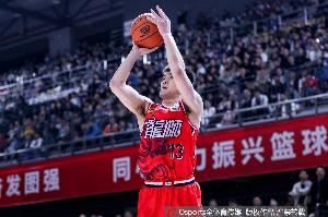 郭艾倫：FIBA比賽這個(gè)球太滑了 跟聯(lián)賽用球的手感不一樣