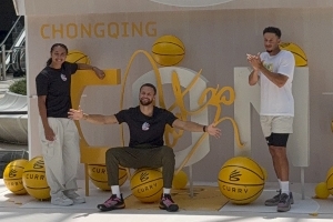 庫(kù)里運(yùn)動(dòng)聚場(chǎng)CURRY CON開(kāi)幕儀式 超高籃筐投籃為活動(dòng)解開(kāi)神秘面紗