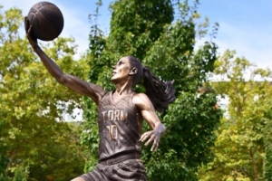 WNBA歷史首人！西雅圖風(fēng)暴隊(duì)名宿蘇-伯德的雕像今天揭幕