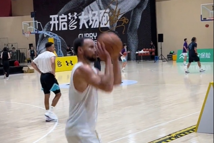 這就是歷史第一射??庫(kù)里中國(guó)行三分訓(xùn)練站在邊線上27連中