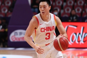 媒體人：胡明軒這兩場(chǎng)類(lèi)似第六人安排 確實(shí)更適合他和這支男籃
