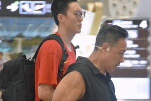 老爸的麒麟臂太壯了??胡明軒父親到機場接兒子回家