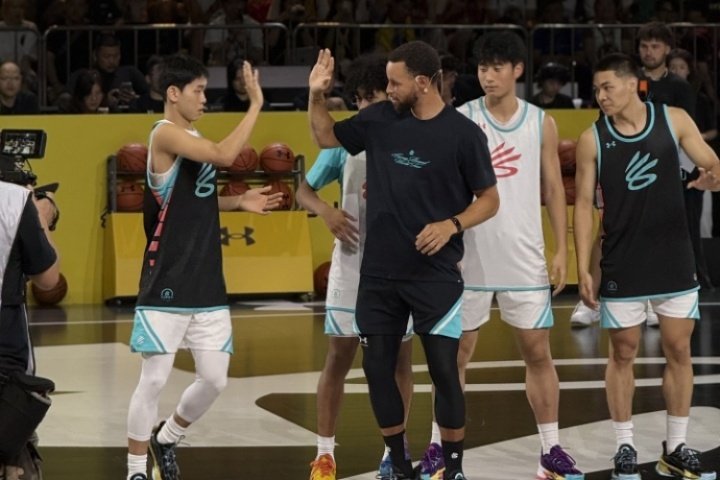 庫里訓練營Day2之男子組對抗賽 庫里在認真指導小球員們！