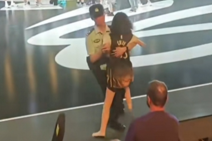 真瘋狂！庫里中國行重慶站：一女球迷赤腳試圖沖進場被安保攔下來