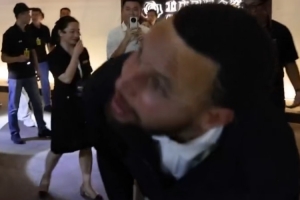 好多人啊~觀看無人機表演之前球迷高呼MVP 庫里探頭偷瞄
