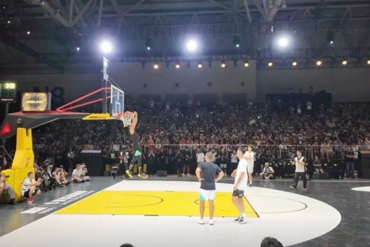 金州拉文太寵粉了！球迷起哄“Dunk！” 庫里拋球半轉(zhuǎn)身雙手炸扣