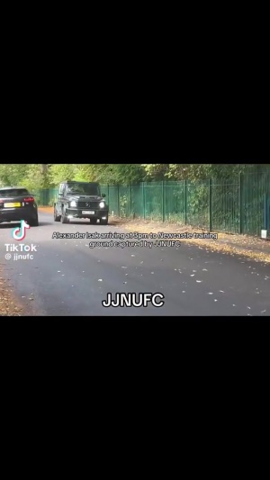 人人喊打??一群紐卡小球迷追著伊薩克車罵“老鼠，滾出這里！”