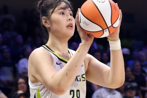 李月汝本賽季先后效力于風暴和飛翼 共出戰(zhàn)31場&場均6分4.5板