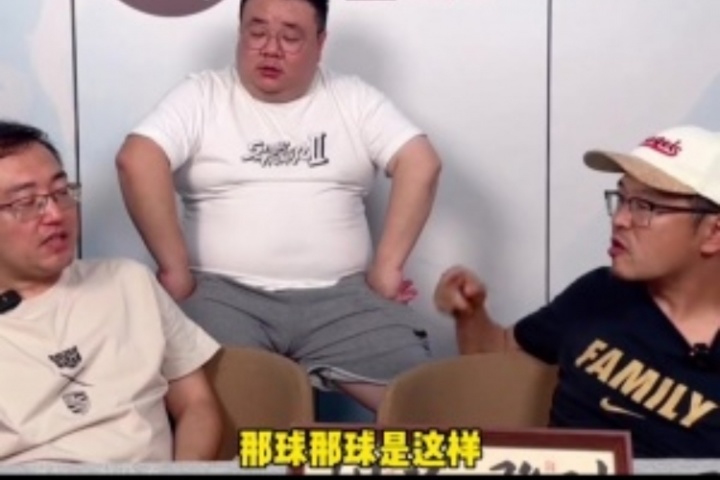 不是一回事！楊毅：胡明軒只剩3秒出機會就得投 張鎮(zhèn)麟時間多的是