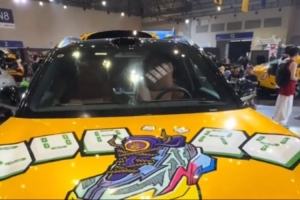 新晉打卡點！庫里參觀中國行現(xiàn)場問界汽車 球迷隨后排起長隊