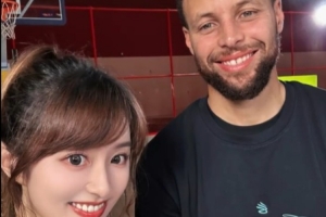 嘴角根本壓不下來！美女主持王小七曬照：兄弟們 和庫里自拍來了