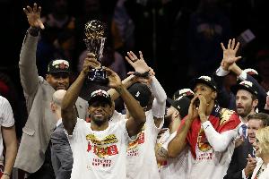 伊巴卡：我不敢相信萊昂納德奪冠后選擇離隊 我以為他會留下來
