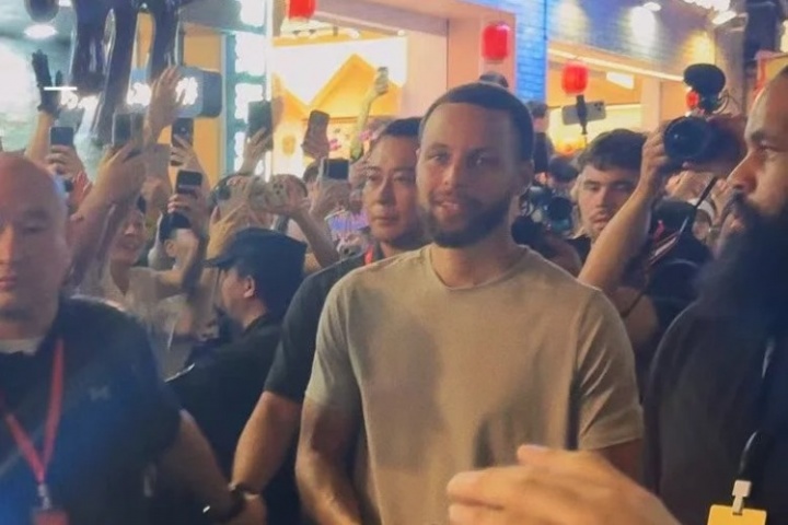 這人氣！庫里現(xiàn)身重慶景點十八梯 大批球迷聚集高喊MVP