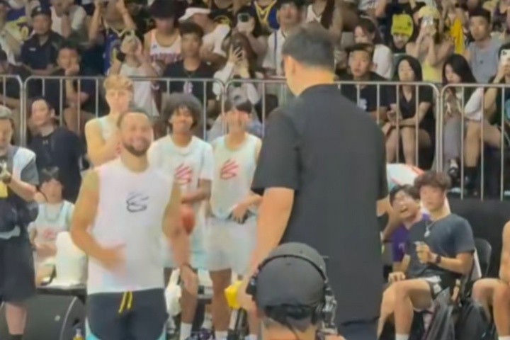 給足尊重！庫里笑著一路小跑過去和姚明握手致意