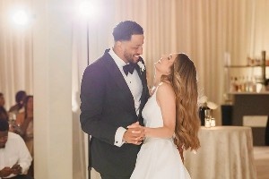 終成眷屬！瑞秋曬與羅伯森結(jié)婚照 七年戀情修得正果??