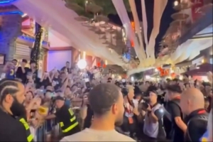 深夜炸街！庫里造訪重慶八一路好吃街 街道兩邊擠滿了球迷