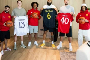 姆貝莫4XL！NBA球星造訪曼聯(lián)訓(xùn)練基地，B費約羅齊爾克澤熱情接待