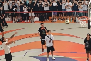 一個(gè)不進(jìn) 亞洲行大連站活動(dòng)中阿隆-戈登上演連續(xù)5罰打鐵場(chǎng)面