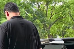80萬的009光輝 在姚明面前像老頭樂 2米29巨人坐進去很費勁