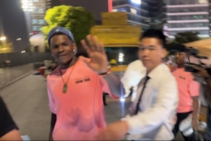 優(yōu)質(zhì)偶像！安保人員試圖阻止 愛德華茲仍然上前與球迷擊掌