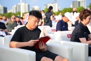 記者：武磊現(xiàn)身上海中學生足球賽活動，他仍然在傷勢康復階段