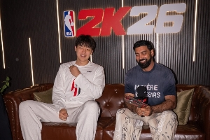 排面！2K主管羅尼邀請(qǐng)眾多新秀搶先試玩2K26 楊瀚森單獨(dú)與其合照
