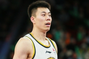 媒體人：上海男籃得到張鎮(zhèn)麟的代價非常小 球隊也續(xù)約了閆鵬飛