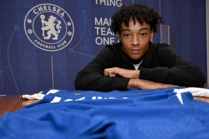 英媒：切爾西正與18歲中場戴爾談續(xù)約，球員合同明夏到期