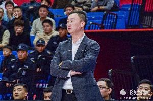 媒體人：9名球員離開了青島 球隊(duì)陣容十分年輕 王奕博會(huì)帶來經(jīng)驗(yàn)