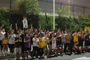 今晚不睡了！詹姆斯飛抵成都 大量球迷在機場外和酒店外堅定守候